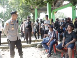 TINJAU TPS, AKBP GALIH INDRAGIRI MINTA WARGA DAN CAKADES TETAP TENANG DAN JAGA KONDUSIFITAS