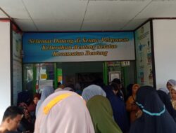 Lurah Benteng Selatan diduga biarkan masyarakat berkerumun depan pintu masuk kantor