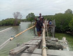 BaBinsa dan Masyarakat Desa Bontolebang bersinergi membangun jembatan darurat pasca cuaca buruk