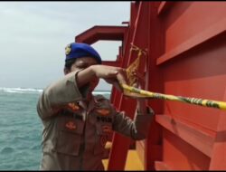 Kapal Tongkang terdampar, diPolice line Polisi dan dijaga ketat Angkatan Laut