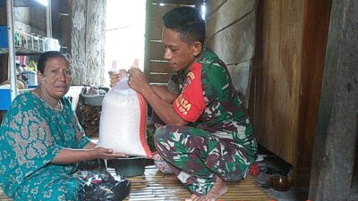 Babinsa Desa Garaupa Gerebek rumah warganya, sebagai bentuk sinergitas antara TNI dan Warga kurang mampu