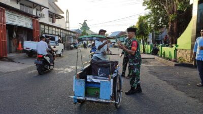 Kodim 1415/Selayar Rem 141/Tp Bagikan Takjil Untuk Warga Pengguna Jalan jelang Berbuka