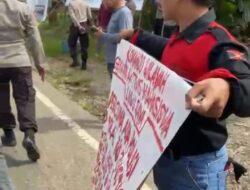 Komando Pusat Gerakan Aktivis Mahasiswa (KP GAM)” melakukan aksi unjuk rasa di depan Polda Sulawesi Selatan