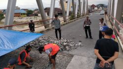 Kasat Lantas Iptu Abang Lamuddin Memantau Jembatan Rusak, Sementara Arus Lalin Dialihkan