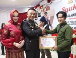 Pemberian penghargaan kepada perwakilan insan pers Oleh Kapolres Luwu Utara