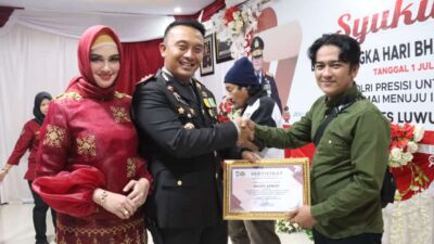 Pemberian penghargaan kepada perwakilan insan pers Oleh Kapolres Luwu Utara