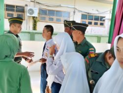DANDIM  1422/MAROS BERIKAN  HADIAH KEPADA 27 SISWA PUTRA/PUTRI ANGGOTA YANG BERPRESTASI