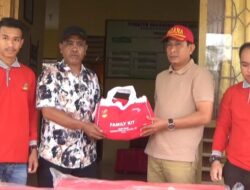 Dinas Sosial serahkan bantuan tanggap darurat 5 awak ABK kapal tenggelam secara simbolis kepada Staf Camat Pasimasunggu 