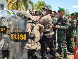 Polisi dan Tentara amankan massa didepan KPU Kepulauan Selayar dalam Sispamkota persiapan mengawal Pemilu  2024