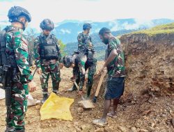 Kebersamaan Satgas Raider 300 dan Masyarakat Dengan Kerja Bhakti di Papua