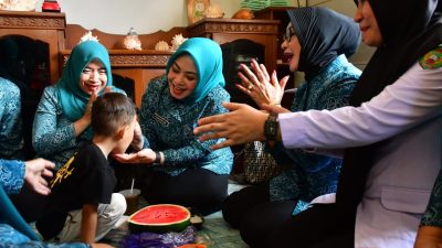 PJ Ketua PKK Kota Palopo Ana Hasnawati Asrul Kunjungi Penderita Anak Stunting di Lagaligo
