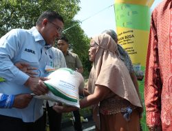 Pj Walikota Palopo serahkan bantuan  Cadangan Pangan Pemerintah secara simbolis kepada Masyarakat
