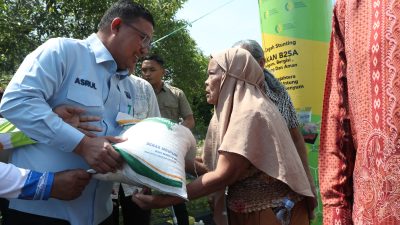 Pj Walikota Palopo serahkan bantuan  Cadangan Pangan Pemerintah secara simbolis kepada Masyarakat