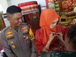 Disematkan Pin Kedatuan, AKBP Muh. Husni dan Istri resmi jadi warga Wija to Luwu