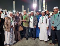 Brigjen TNI (Purn) Nur Salam Mallarangan bersama peserta Umroh dari Indonesia di Makkah