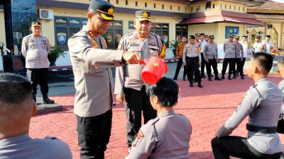 Kapolres Luwu Utara, AKBP Muhammad Husni Ramli, Pimpin Tradisi Penyambutan 10 Bintara Remaja di Polres Luwu Utara