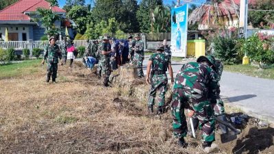 Karya Bakti TNI dari Koramil 1403-9 Sabbang bersihkan drainase guna Cegah DBD dan Banjir