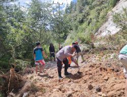 Curah hujan tinggi, Gotong royong bersama Babinkamtibmas dan masyarakat Kecamatan Rongkong bersihkan material longsor