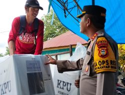 KAWAL REKAPITULASI TINGKAT PPK, AKBP MUH. HUSNI BAWA TIM KESEHATAN DAN BERIKAN OBAT KE PENYELENGGARA PEMILU DAN PERSONIL