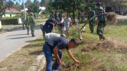 Personel Koramil 09 Sabbang bersihkan Drainase Lapangan Sepak Bola Marobo