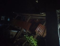 Akibat Angin Kencang di Sertai Hujan, Dua Rumah Roboh Tertimpa Pohon
