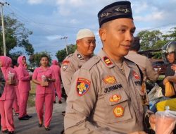Polsek Sabbang Bersama Polsek Limbong Bagikan Ratusan Takjil Kepada pengendara