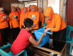 Berbagi Bahagia, TP PKK Selayar Sambagi Rumah Warga Salurkan Paket Ramadhan