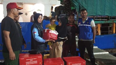 Dinas Sosial Kabupaten Kepulauan Selayar salurkan logistik kepada Penumpang Kapal batal Berangkat akibat Cuaca Ekstrim