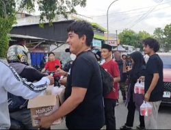 Berbagi di Bulan Ramadan, Jurnalis Palopo Bagikan Takjil ke Pengguna Jalan