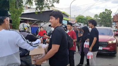 Berbagi di Bulan Ramadan, Jurnalis Palopo Bagikan Takjil ke Pengguna Jalan
