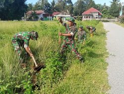 Puluhan Personil TNI Beserta Masyarakat Lakukan Pembersihan Drainase Seputar Lapangan Marobo