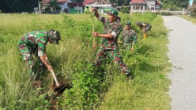 Puluhan Personil TNI Beserta Masyarakat Lakukan Pembersihan Drainase Seputar Lapangan Marobo