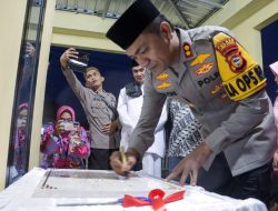 Tutup Ramadan 1445 H, Kapolres dan Ketua Bhayangkari Luwu Utara Bagi Bingkisan dan Resmikan Musholla Polsek Bone Bone