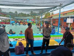 Objek Wisata AMT Water Park di  Kabupaten Luwu Utara Ramai Dikunjungi, Bhabinkamtibmas Polsek Bone Bone Berikan Rasa Aman