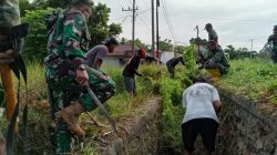Puluhan Personil Koramil 1403.09 sabbang, Bersama pemerintah Kecamatan, Kelurahan, dan Masyarakat Bersihkan Drainase Lapangan Marobo
