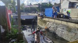 Pemerintah Kecamatan Benteng Sigap Bersihkan Drainase dari Sampah