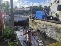 Pemerintah Kecamatan Benteng Sigap Bersihkan Drainase dari Sampah