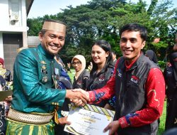 Hari Pendidikan Nasional 2024, Kapolres Luwu Utara Beri Hadiah 200 Paket School Kit Pada Pelajar Pegunungan 