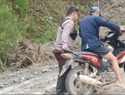 Antisipasi Longsor Susulan di Rongkong: Kapolsek Rongkong dan Personel Patroli Sambang dengan Sepeda Motor