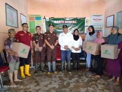 Sinergitas Kejaksaan dan Polres Luwu Utara Bantu Korban Banjir di Malangke