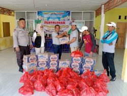 Bhabinkamtibmas Dampingi Kelurahan Marobo Salurkan Bantuan Sosial kepada Warga Terdampak Banjir di Pengkendekkan