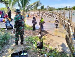 Bhabinkamtibmas Polsek Malangke Barat Bersama Warga Gotong Royong Perbaiki Tanggul Jebol di Desa Pombakka