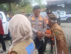 Kapolres Luwu Utara Bersama Bupati Luwu Utara Tinjau Lokasi Banjir dan Bagikan Bantuan Sosial