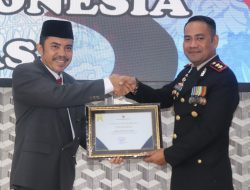 Pemkab Selayar Anugrahkan Dua Penghargaan Kepada Korps Bhayangkara Selayar
