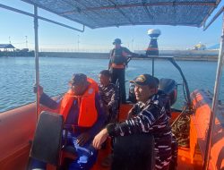Pos Angkatan Laut Selayar Bersama Tim SAR Selayar Evakuasi KM Layar Santri Darussalam GT 15 yang Alami Patah Kemudi di Perairan Selayar