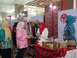 Kunjungi Tenant Dekranasda Selayar, Ibu Negara Iriana Jokowi Borong Bolu Gulung Kenari