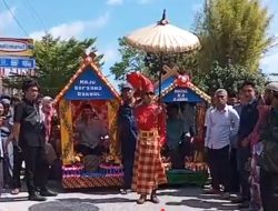 Rahman dan Daeng Marowa Naik Becak Hias ke KPU Selayar, Dapat Dukungan Ratusan Massa