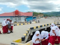 Siswa-Siswi SD di Jampea Rela Panas-panasan di Pelabuhan Demi Suksesnya Asesmen Online