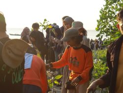 Puluhan Komunitas Pemuda Ikuti Aksi Muda Jaga Iklim Dengan Tanam 2000 Pohon Mangrove