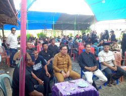 Calon Bupati Luwu Utara Suaib Mansur melayat ke rumah duka keluarga Toraja di Desa Pompaniki